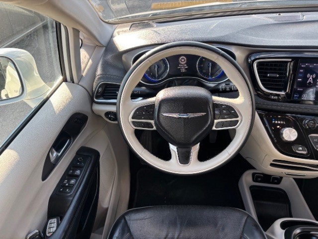 Chrysler Pacifica Vehicle Full-screen Gallery Image 10