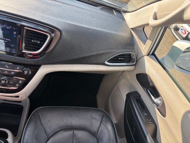 Chrysler Pacifica Vehicle Full-screen Gallery Image 11