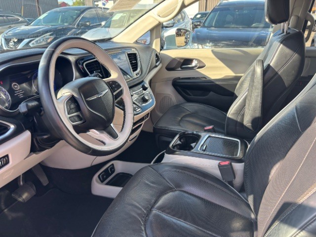 Chrysler Pacifica Vehicle Full-screen Gallery Image 12