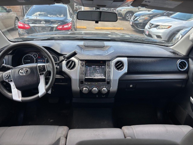 Toyota Tundra Vehicle Full-screen Gallery Image 09