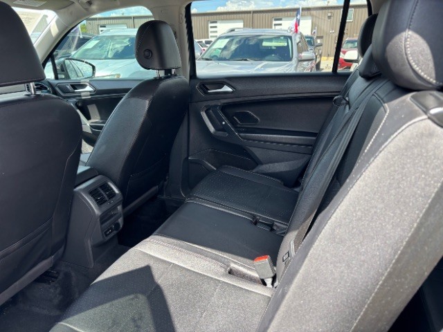 Volkswagen Tiguan Vehicle Full-screen Gallery Image 06