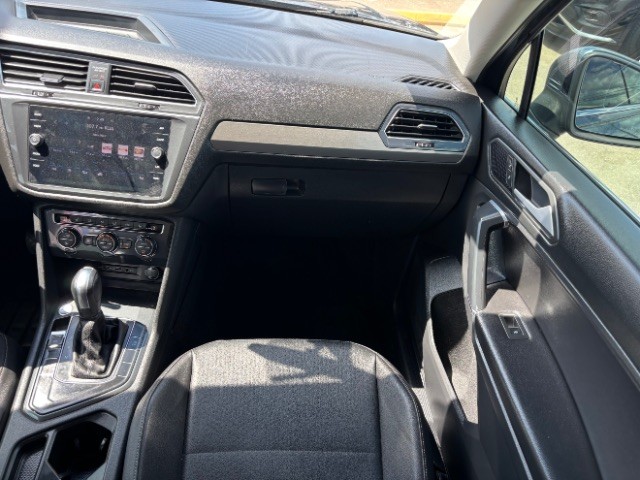 Volkswagen Tiguan Vehicle Full-screen Gallery Image 09