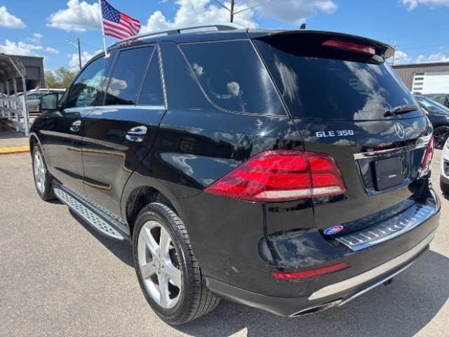 Mercedes-Benz GLE Vehicle Full-screen Gallery Image 04