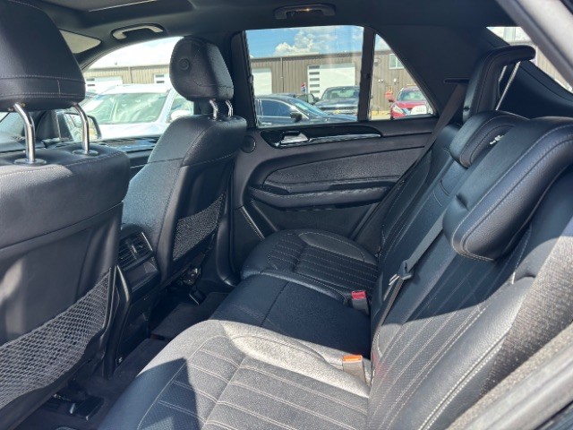 Mercedes-Benz GLE Vehicle Full-screen Gallery Image 06
