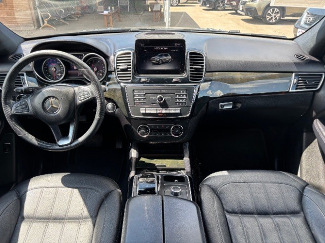 Mercedes-Benz GLE Vehicle Full-screen Gallery Image 07