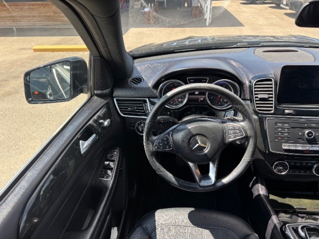 Mercedes-Benz GLE Vehicle Full-screen Gallery Image 08
