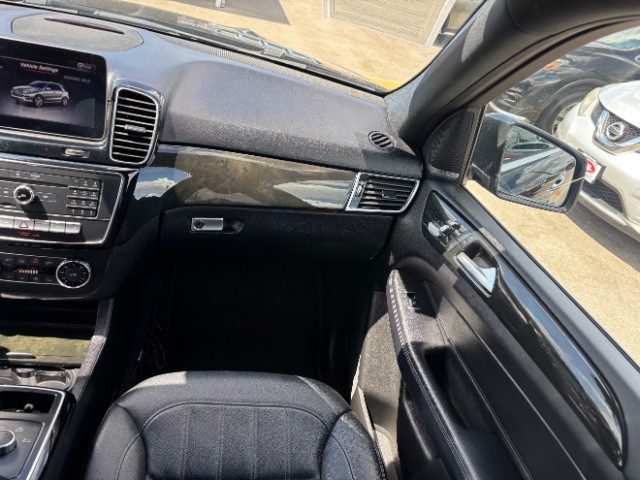 Mercedes-Benz GLE Vehicle Full-screen Gallery Image 09
