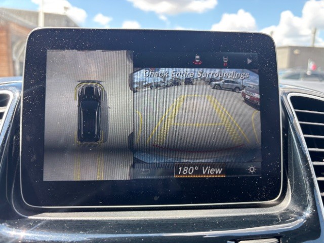 Mercedes-Benz GLE Vehicle Full-screen Gallery Image 11