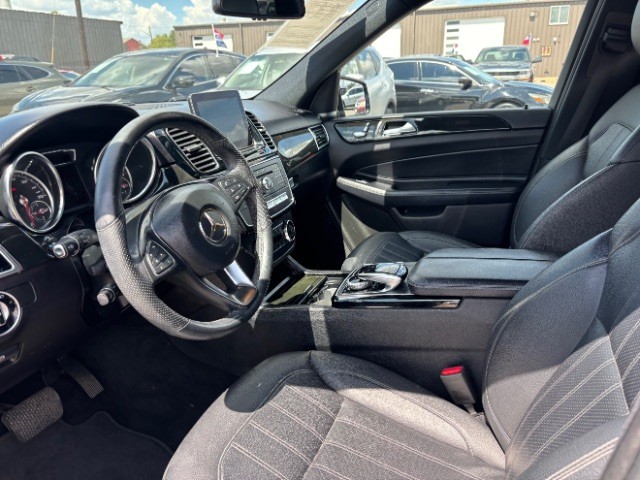 Mercedes-Benz GLE Vehicle Full-screen Gallery Image 12