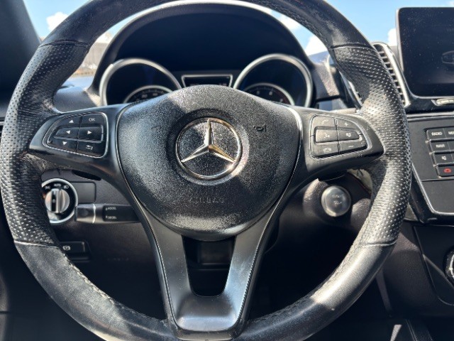 Mercedes-Benz GLE Vehicle Full-screen Gallery Image 13