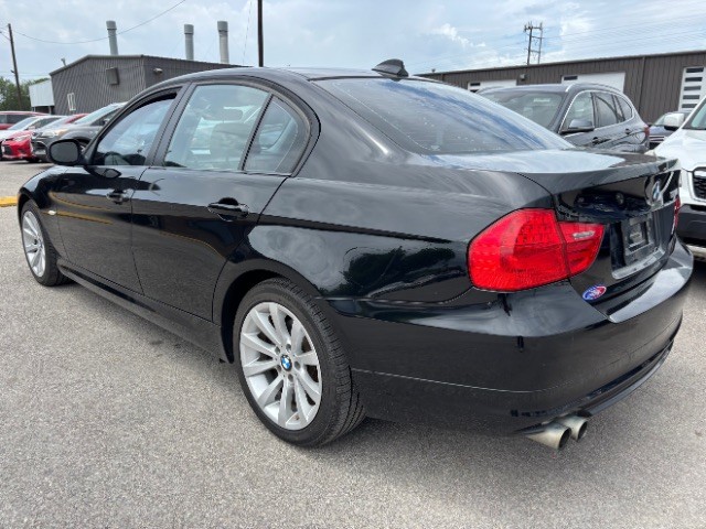 BMW 3 Series Vehicle Full-screen Gallery Image 04
