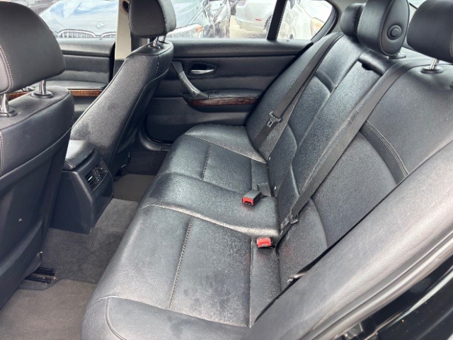 BMW 3 Series Vehicle Full-screen Gallery Image 06