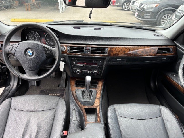 BMW 3 Series Vehicle Full-screen Gallery Image 07