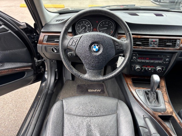 BMW 3 Series Vehicle Full-screen Gallery Image 08