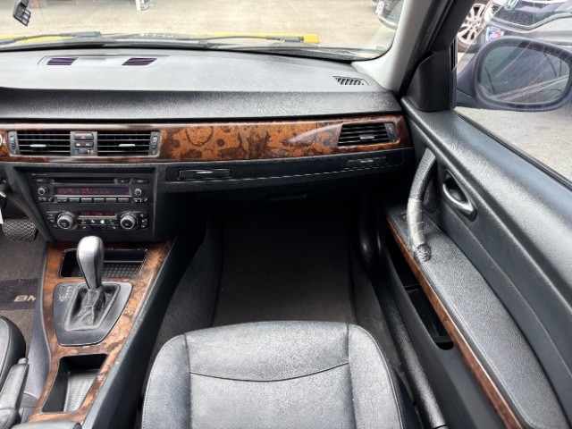BMW 3 Series Vehicle Full-screen Gallery Image 09