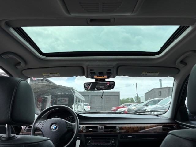 BMW 3 Series Vehicle Full-screen Gallery Image 10