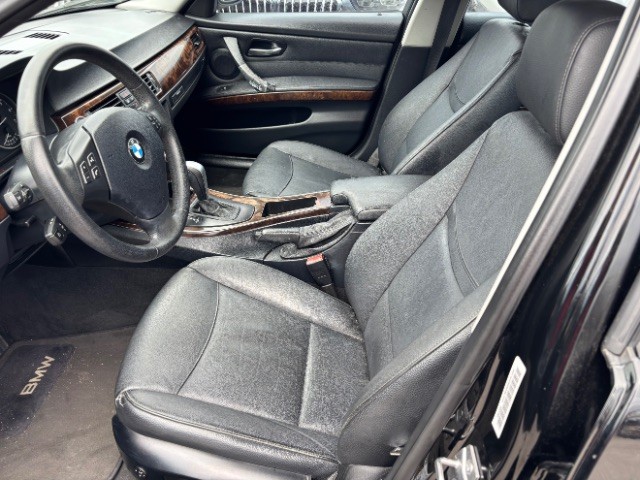 BMW 3 Series Vehicle Full-screen Gallery Image 11