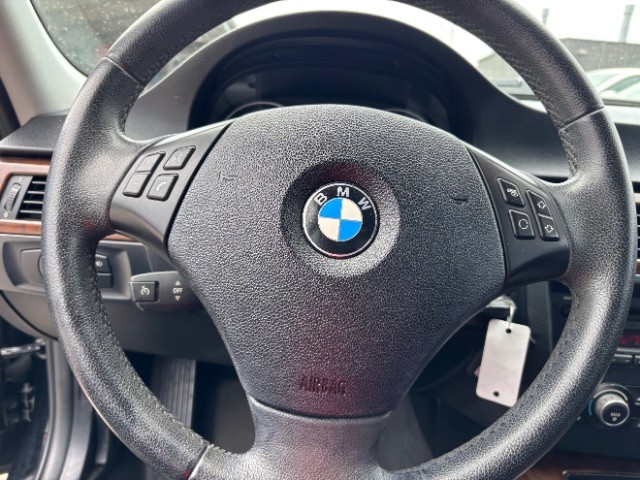 BMW 3 Series Vehicle Full-screen Gallery Image 12