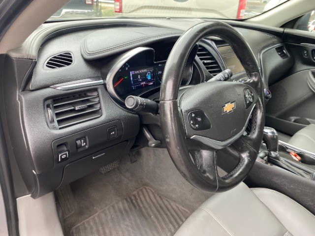 Chevrolet Impala Vehicle Full-screen Gallery Image 09