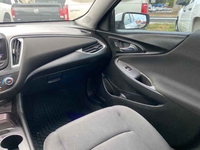 Chevrolet Malibu Vehicle Full-screen Gallery Image 09