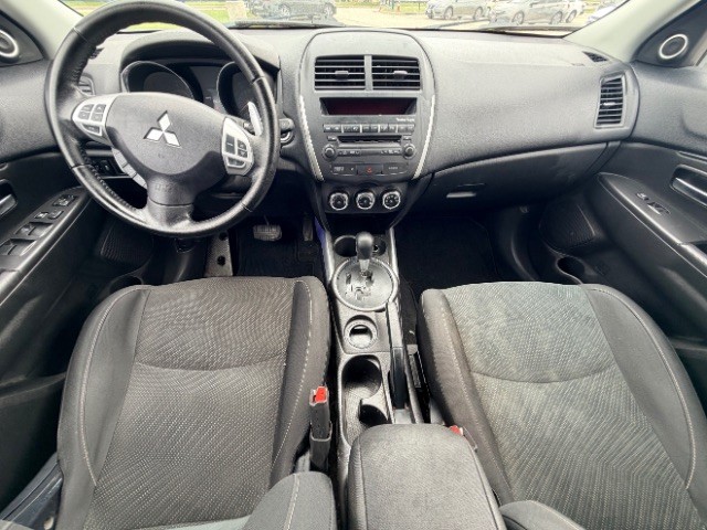 Mitsubishi Outlander Sport Vehicle Full-screen Gallery Image 06