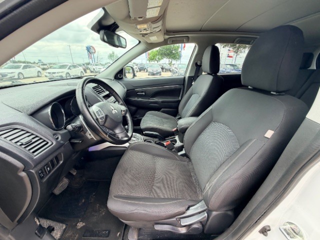 Mitsubishi Outlander Sport Vehicle Full-screen Gallery Image 07