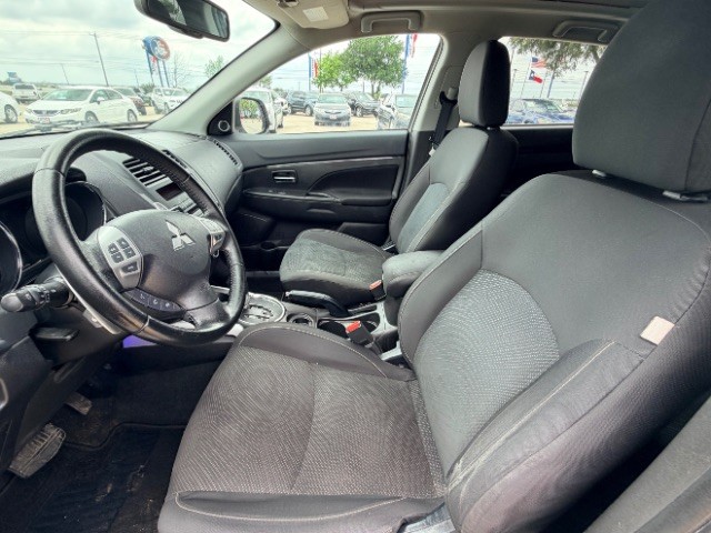Mitsubishi Outlander Sport Vehicle Full-screen Gallery Image 08