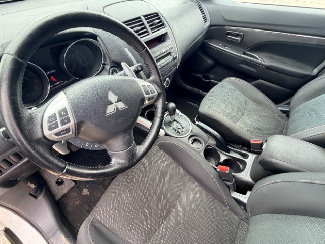 Mitsubishi Outlander Sport Vehicle Full-screen Gallery Image 09
