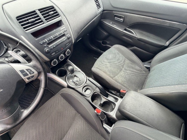 Mitsubishi Outlander Sport Vehicle Full-screen Gallery Image 10