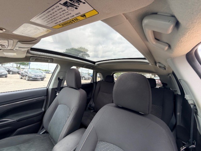 Mitsubishi Outlander Sport Vehicle Full-screen Gallery Image 12