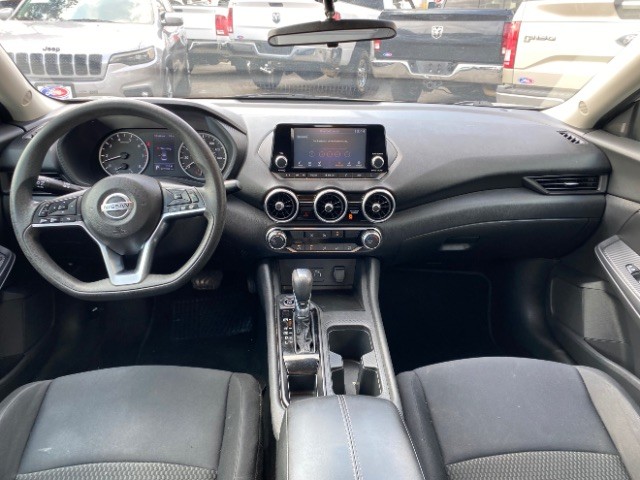 Nissan Sentra Vehicle Full-screen Gallery Image 06
