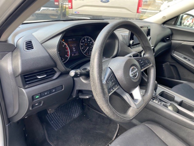 Nissan Sentra Vehicle Full-screen Gallery Image 09
