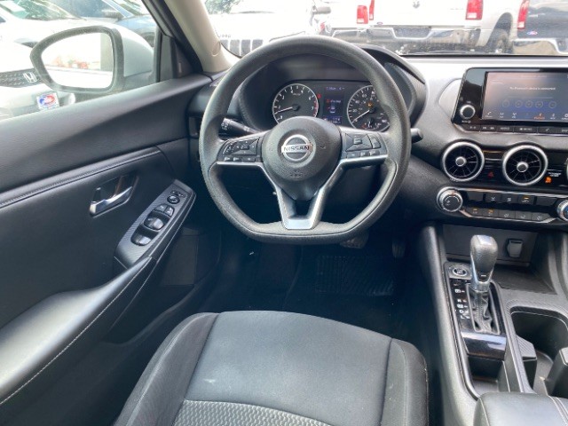 Nissan Sentra Vehicle Full-screen Gallery Image 11