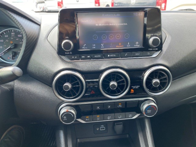 Nissan Sentra Vehicle Full-screen Gallery Image 12