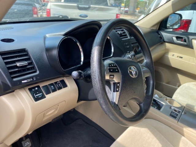 Toyota Highlander Vehicle Full-screen Gallery Image 10