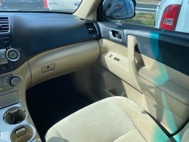 Toyota Highlander Vehicle Full-screen Gallery Image 11
