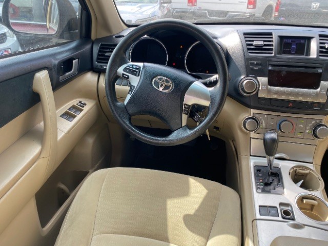Toyota Highlander Vehicle Full-screen Gallery Image 12