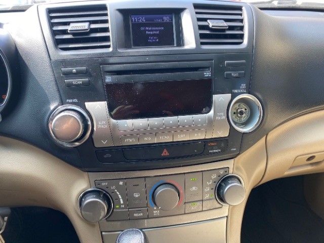 Toyota Highlander Vehicle Full-screen Gallery Image 13
