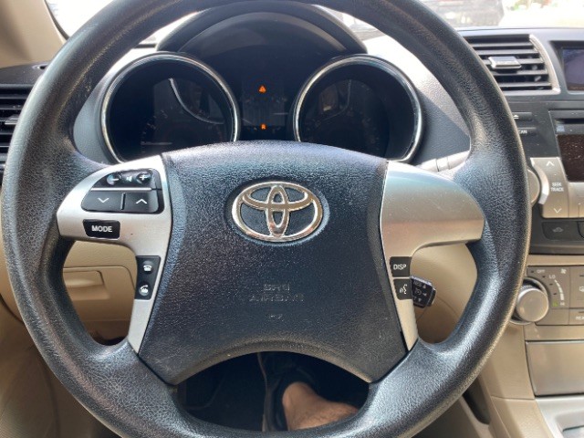 Toyota Highlander Vehicle Full-screen Gallery Image 15
