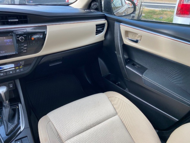 Toyota Corolla Vehicle Full-screen Gallery Image 10
