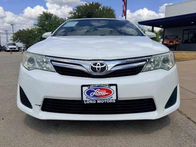 Toyota Camry Vehicle Full-screen Gallery Image 02