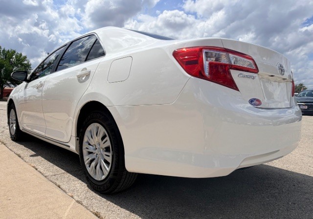 Toyota Camry Vehicle Full-screen Gallery Image 05