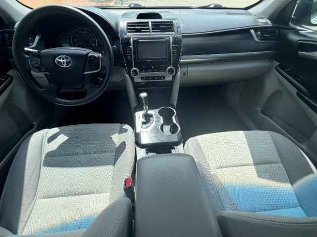 Toyota Camry Vehicle Full-screen Gallery Image 06
