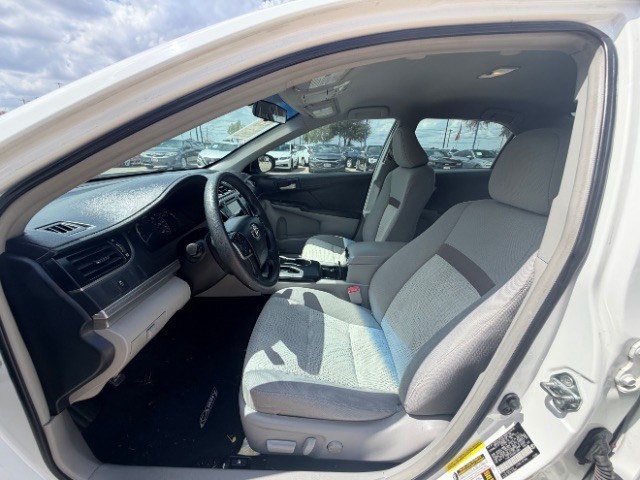 Toyota Camry Vehicle Full-screen Gallery Image 07