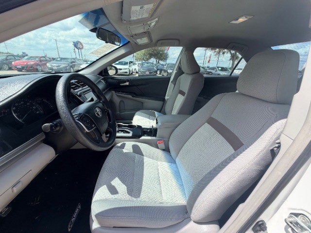 Toyota Camry Vehicle Full-screen Gallery Image 08