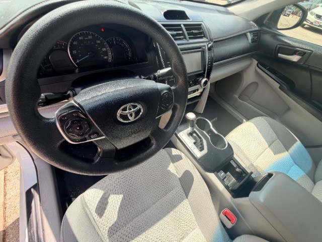 Toyota Camry Vehicle Full-screen Gallery Image 09