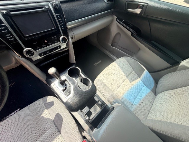 Toyota Camry Vehicle Full-screen Gallery Image 10