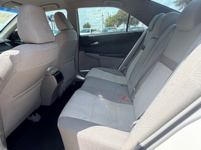 Toyota Camry Vehicle Full-screen Gallery Image 11