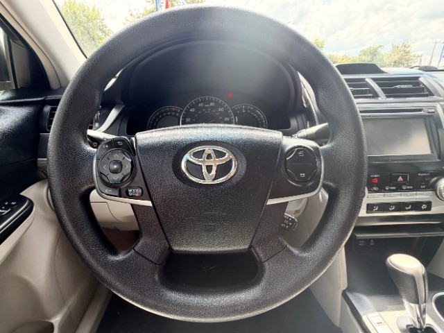Toyota Camry Vehicle Full-screen Gallery Image 12