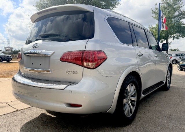 INFINITI QX80 Vehicle Full-screen Gallery Image 04
